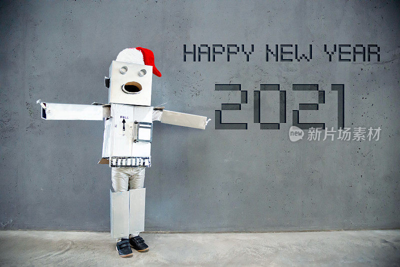 在混凝土墙前自制圣诞老人机器人- 2021年新年快乐